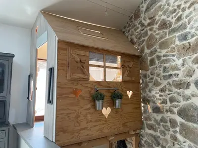 a wooden dog house with hearts on the wall at Chez Tony et Laurie in Montbrun-des-Corbières