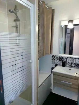 a bathroom with a shower and a sink at L'Escapade Gruissanaise, appartement 1 chambre, loggia, climatisation, wifi avec piscines de mi-mai à mi-septembre dans résidence in Gruissan