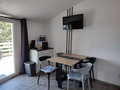 a kitchen with a table and chairs in a room at Gîte avec piscine - 4 personnes - Pays Cathare in Cuxac-Cabardès