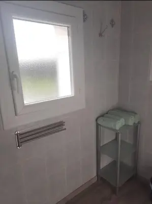 a bathroom with a window and a shelf in the corner at Gîte avec piscine - 4 personnes - Pays Cathare in Cuxac-Cabardès