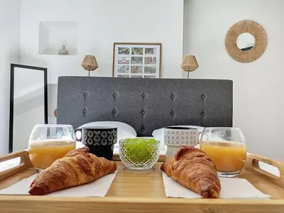 a table with croissants and two glasses of orange juice at Le Iéna in Carcassonne