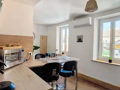 a dining room with a table and chairs at Le Iéna in Carcassonne