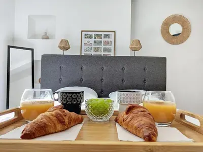 a table with croissants and two glasses of orange juice at Le Iéna in Carcassonne