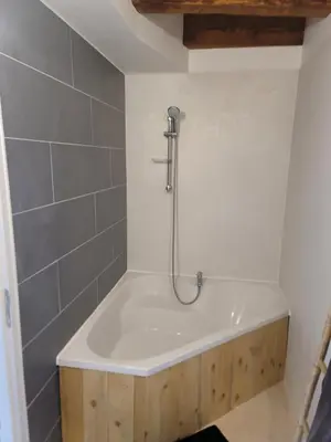 a bath tub with a shower in a bathroom at BEAU T3 AU COEUR DU CENTRE VILLE (205) in Narbonne