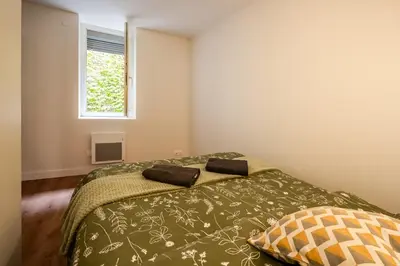 a bedroom with a bed and a window at Chaleureux appartement, centre ville in Narbonne