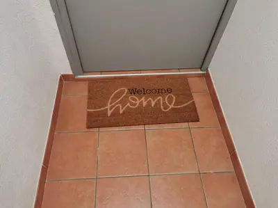a welcome sign on the floor of a bathroom at Appartement avec terrasse Classé in Port-la-Nouvelle