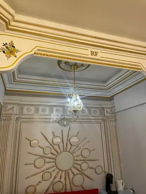 a ceiling with a chandelier in a room at Suite Présidentielle Maison de L'Église in Narbonne