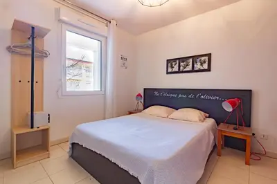 a bedroom with a large bed and a window at Le Jouarres - Appt climatisé avec piscine partagée in Azille