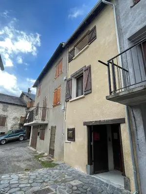 a building with a car parked in front of it at Bol d'air à Mijanès in Mijanès