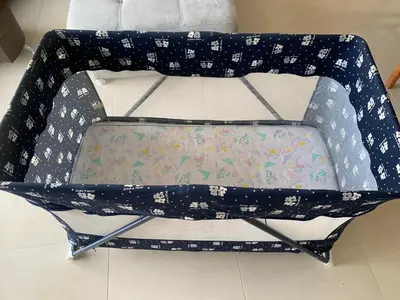 an empty seat of a bed with a floral pattern at Les pontils in Limoux