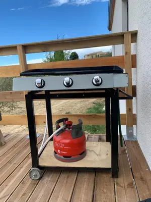 a tool sitting under a table on a deck at Les pontils in Limoux
