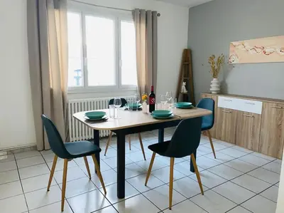 a dining room table and chairs in a kitchen at Appartement 3 chambres proche centre ville in Carcassonne
