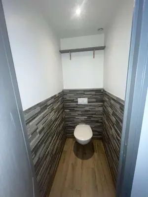 a bathroom with a toilet in a room at Jiovanni in Rieux-Minervois