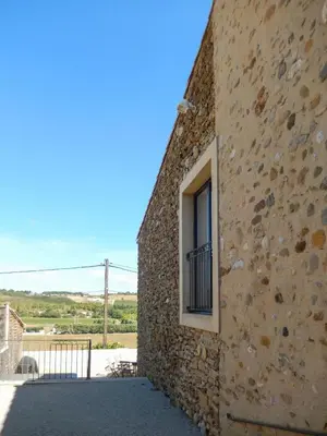 a stone building with a window on the side of it at Maison avec piscine privée à La Digne-d'Aval in La Digne-dʼAval
