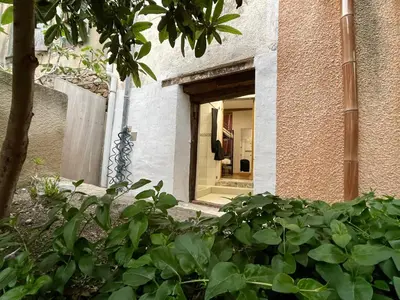 a room with two bunk beds and a walk in shower at Chambre Le 40 marches in Cucugnan