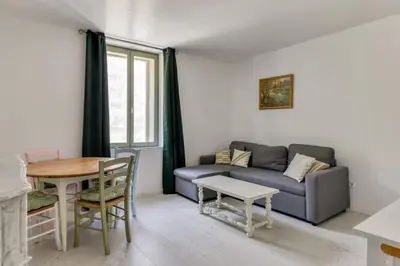 a living room with a couch and a table at Le Bambou Wifi Proche des pontons et du Doul in Peyriac-de-Mer