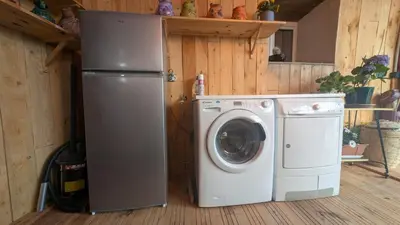 a refrigerator and a washing machine in a kitchen at Studio 35m², Terrasse & Cuisine proche Carcassonne in Montclar