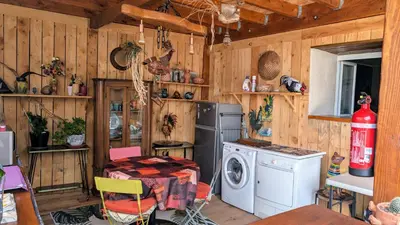 a kitchen with a washing machine and a washer at Studio 35m², Terrasse & Cuisine proche Carcassonne in Montclar