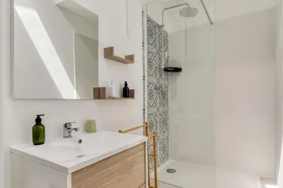 a bathroom with a sink and a shower at Le Dichondra Wifi Proche des Pontons in Peyriac-de-Mer