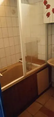 a bathroom with a bath tub and a toilet at Maison de village avec jardin in Saint-Louis-et-Parahou