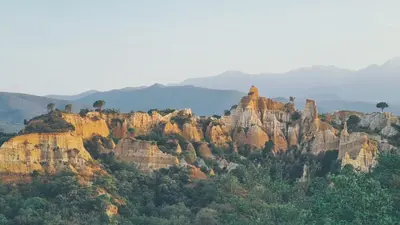 a view of the bryce cliffs in the blue mountains at Ailleursland in Montalba-le-Château