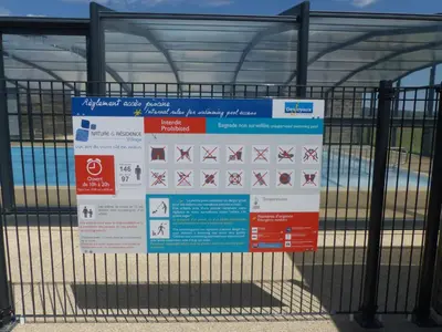 a sign on the gate of a fence at Cottage du Lac in Olonzac
