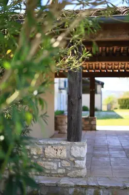a pole in the middle of a brick walk way at Gîte Les Tilleuls in Lautrec