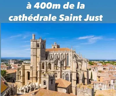 a view of a cathedral in a city with the words a de la at T3 Terrasse vue Cathédrale Climatisé in Narbonne