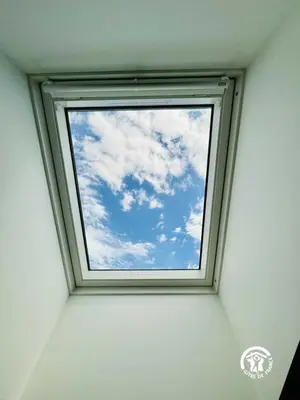 a window in the ceiling of a room with a blue sky at La detente in Lézignan-Corbières