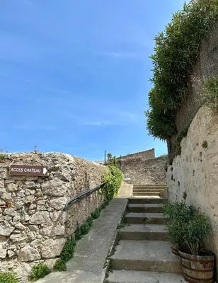 a stone stairway leading up to a stone wall at Maison Jasmin in Gruissan