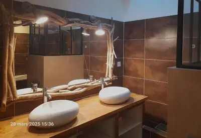 a bathroom with two sinks and a large mirror at Roquevaquiere - Ancienne Grange rénovée - Logement autonome in Ouveillan