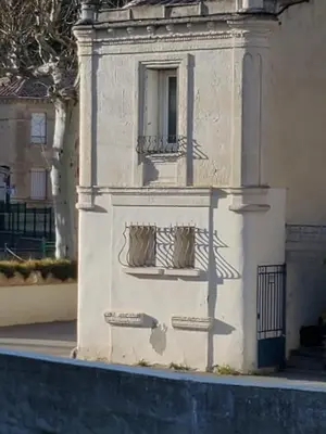a building with two shelves on the side of it at Evasion en Occitanie in Mailhac