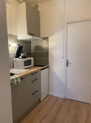 a small kitchen with a microwave on a counter at L'entre Stud' in Castres