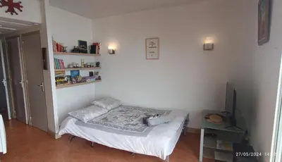 a small room with a small bed and a television at Vue exceptionnelle tout en haut des montagnes, dépaysement total ! in Camurac