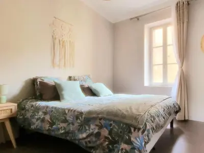 a small bedroom with a bed and a sink at Superbe T2 cosy plein centre in Narbonne