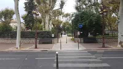 a living room with a tv and a bed at Superbe T2 cosy plein centre in Narbonne