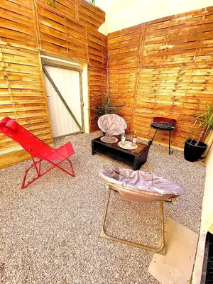 a room with two red chairs and a table at La pinéa in Port-la-Nouvelle