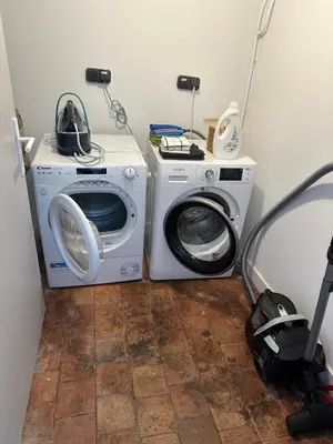 a laundry room with a washer and a washing machine at T2 Ed Warner in Narbonne