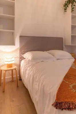 a bed with a metal headboard in a bedroom at Thomas Price Appart in Narbonne