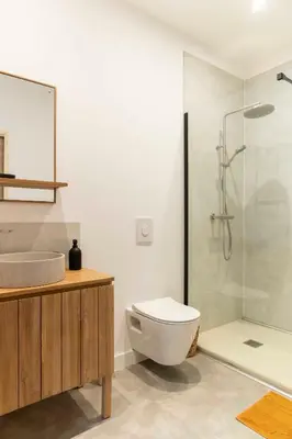 a bathroom with a shower and a toilet and a sink at Thomas Price Appart in Narbonne