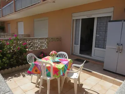 a table and chairs on the patio of a house at Le Géranium in Port-la-Nouvelle
