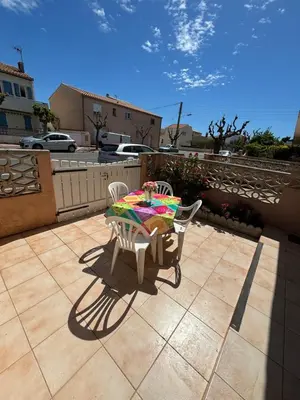 a table and chairs sitting on a patio at Le Géranium in Port-la-Nouvelle