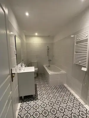 a bathroom with a sink and a tub and a toilet at Appartement standing proche plage in Fitou