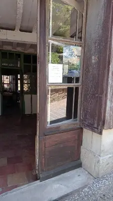 an old wooden door with a window on a building at Gîte Dűrer in Fanjeaux