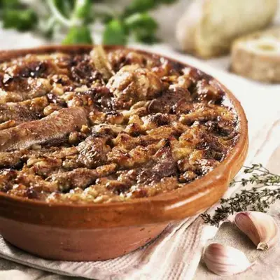 a pie in a wooden bowl on a table at Ô cocon del Lauragués in Ricaud