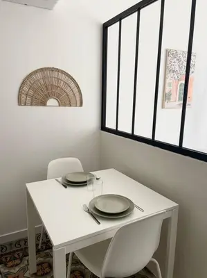 a white table with two plates on top of it at Le Briguiboul l Rez-de-chaussée l Stationnement gratuit in Castres