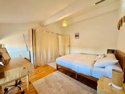 a small bedroom with a bed and a desk at Le Charmant Boisé - T2 Centre Ville 7 min Cité Médiévale in Carcassonne