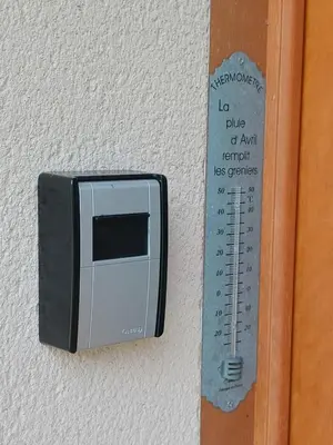 a ruler is attached to a wall with a microwave at Maison chaleureuse en Ariège in Roquefort-les-Cascades