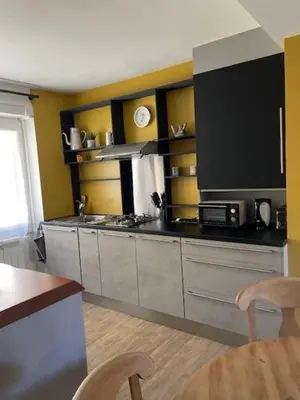 a kitchen with a stove and a microwave at Charmante maison de ville in Mirepoix