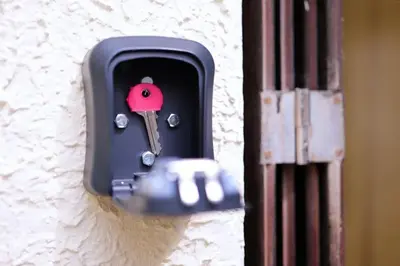 a padlock on a wall with a key in it at Le Cocon Capestanais in Capestang